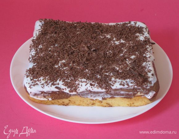 Кремом смазать торт. Сверху посыпать тертым шоколадом.