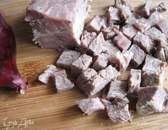 Накануне сварить говядину (хорошо подойдет реберная часть), охладить при комнатной температуре, оставить  до следующего дня. Бульон вам пригодится для другого блюда, в салате будет использовано отварное мясо. Вам потребуется 160 грамм отварного мяса. Снять мясо с кости, срезать жир, пленки, порезать кубиками.