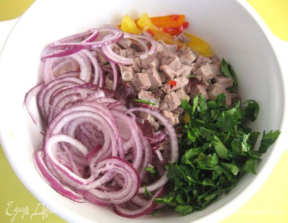 Зелень мелко порезать. У меня петрушка, но лучше взять кинзу, поэтому я ее указала в ингредиентах. Смешать лук, перец, чеснок, мясо, зелень.