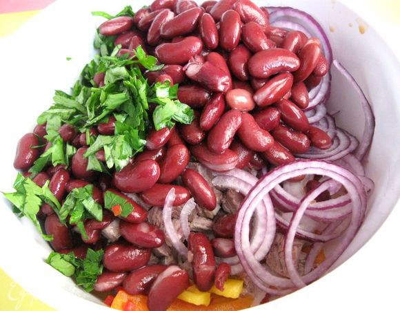 Фасоль откинуть на дуршлаг, промыть водой. Добавить к салату.