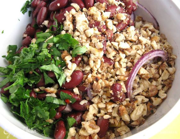 Орехи обжарить на сухой сковороде, порубить, добавить к салату. Перемешать.