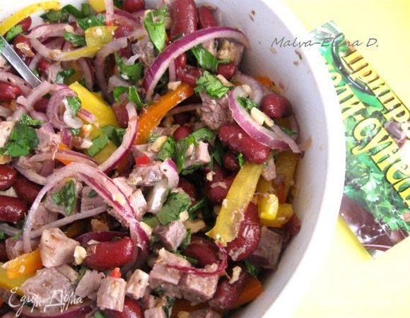 Посолить, поперчить, добавить хмели-сунели. Я брала хмели-сунели щепотку, можете взять чуть больше, по вашему вкусу.