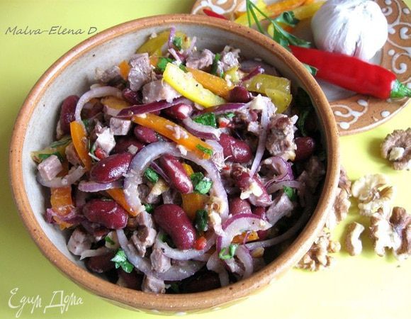 Сделать заправку из оливкового масла и  винного уксуса. Добавить ее в салат, перемешать.