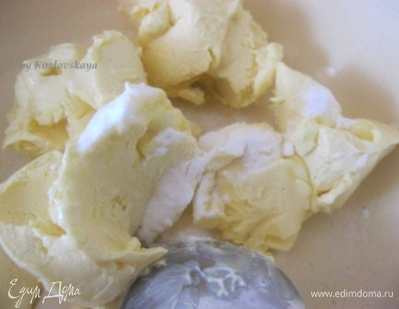 Соединить сметану и соду.
