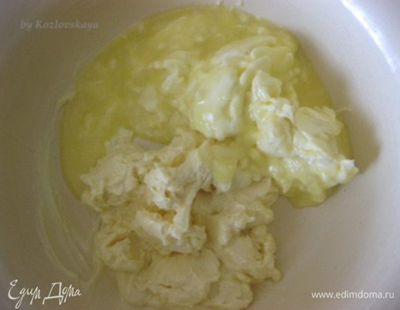 Сливочное масло растопить, немного остудить.
Добавить к сметане.
