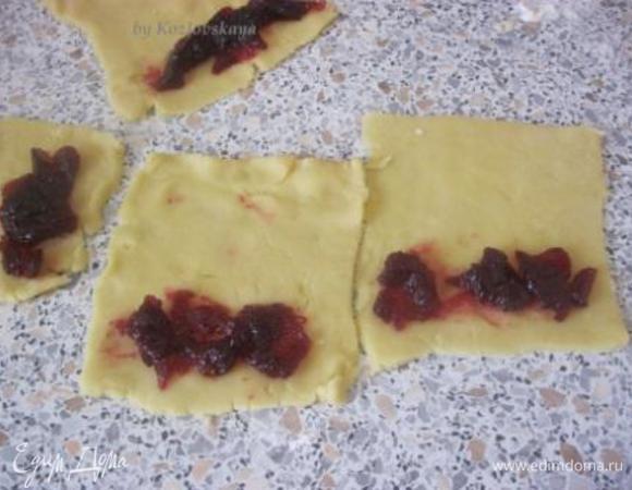 Тесто тоненько раскатать и разрезать на прямоугольники, примерно, 8 х 10 см.
Выложить начинку на один конец теста, свернуть, и защипать края.
*Начинку также можно использовать любую. У меня половина с черничным джемом, вторая с кокосовой стружкой и сгущенкой.)