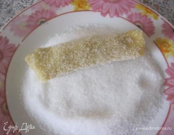 Обвалять трубочки в сахаре.