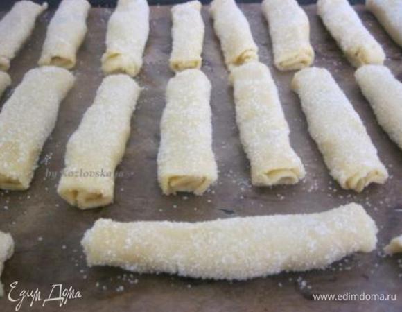 Выложить трубочки на противень. 
Выпекать 20-25 минут, при температуре 180 С.
* Получилось 33 штучки.