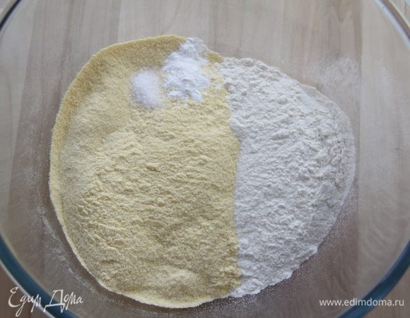 Муку просеять, добавить соль и разрыхлитель, перемешать.
