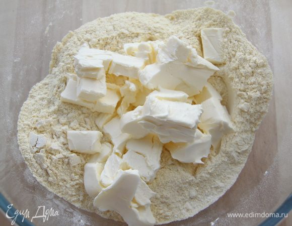 Сливочное масло растереть с мукой в крошку.