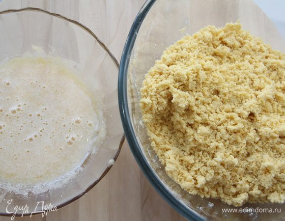 Соединить мучную и яичную смеси.