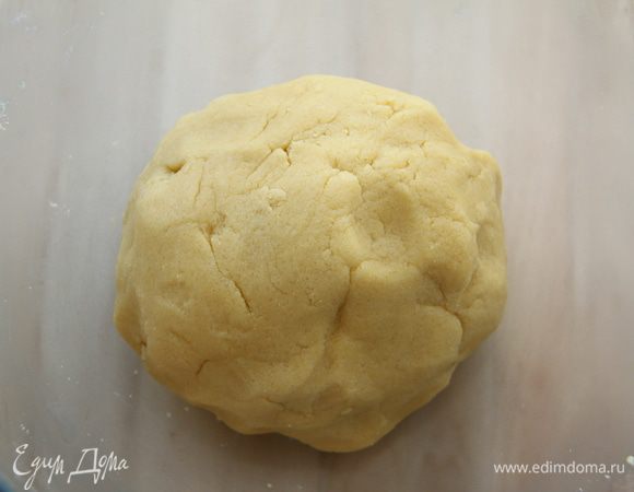 Вымесить тесто и слепить в шар.