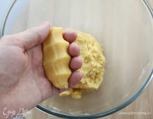Духовку разогреть до 180*С.
Отщипывать от общего куска теста понемногу - сколько помещается в сжатую ладонь. Тесто сжать и... 