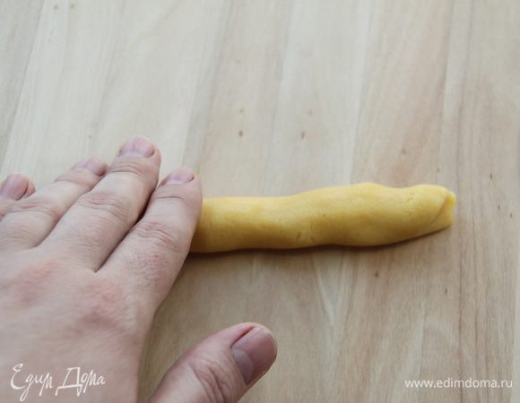 Раскатать в виде колбаски толщиной с палец, обрезать с обоих концов. Длина колбаски = 9 см.
Конечно же изначально хотелось сделать печенье полностью "идентичным натуральному", т.е. с зубчатым рисунком. Но...тесто густое, не пролазит через насадки, прилагаемые к кондитерскому мешку...