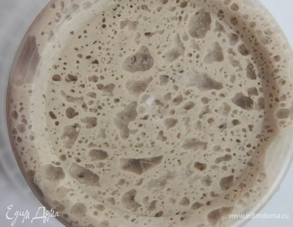 Замесить тесто (ингредиенты для зрелого теста) и поставить вызревать на сутки-полтора в холодильник. В день выпечки хлеба достать зрелое тесто из холодильника и дать ему согреться в течение часа при комнатной температуре.