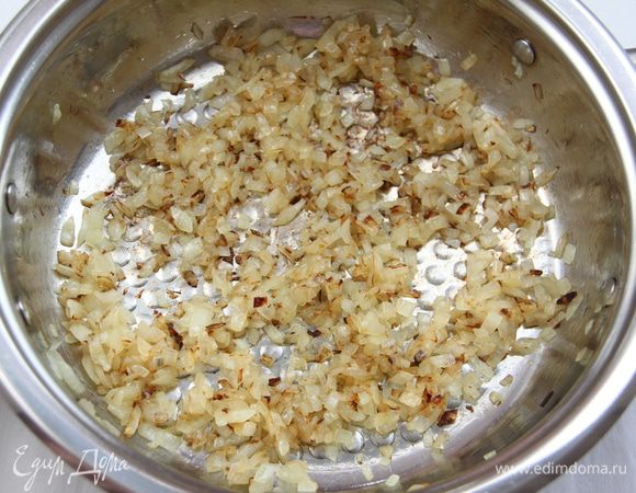 Лук нарезать мелким кубиком, обжарить на масле до золотистого цвета. Дать остыть.