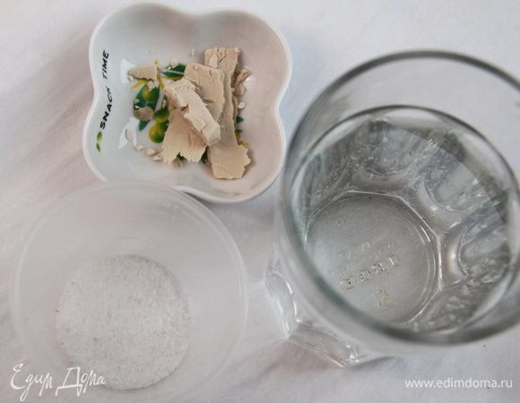 В тёплой воде развести свежие дрожжи и соль.