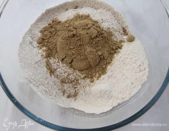 К просеянной муке добавить молотые грибы (тоже через сито). Перемешать.