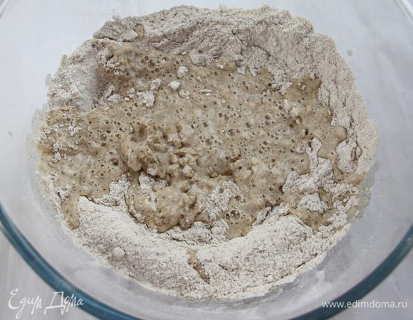 Добавить жидкую составляющую. Перемешать.