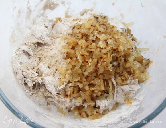 Добавить к полученной смеси зрелое тесто (250 г) и жареный лук. 