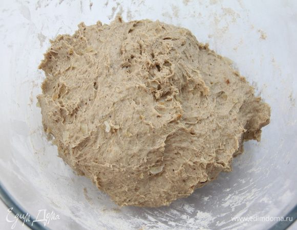Замесить тесто. Работать с тестом как обычно, около 10 минут. Оставить на подъём на 1 час.