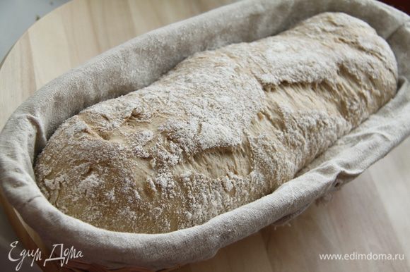 Если ставите хлеб на расстойку в корзину, то кладите швом вверх (потом хлеб из корзины переворачивается на противень и шов получается внизу). Если выпекаете в форме, то кладите швом вниз.