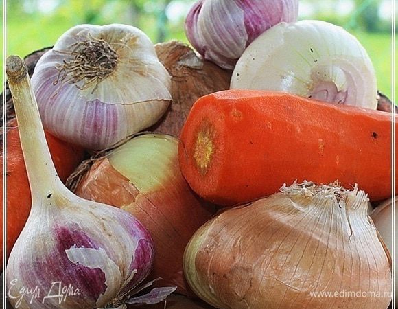 Рецептов приготовления этого замечательного блюда великое количество. Всяческих тонкостей и хитростей, а также всевозможных примочек, у каждого отдельного пловчи множество несосчитаемое. Но основной процесс приготовления, в принципе, остается неизменным.
Вот и будем придерживаться такой, так сказать, классической схемы. И по ходу рассказа, касаться разных тонкостей, которые могут изменить вкус и цвет, например, готового чуда-лакомства даже, а не просто еды.
И, рассказывая о процессе и прочем, я ориентируюсь на килограмм риса. Отсюда все количества, которые буду приводить и всякое такое … прочее. 

Часть I. Продукты.…

Само название «палов ош»…, если, по узбекски, содержит в себе названия всех основных продуктов из которых плов готовят.
«П – пиез (лук), А- аез (морковь), Л – лахи (мясо), О – олио (масло), В – вет (соль), О – об (вода), Ш – шалы (рис). Получается "палов ош"…»
Но сами по себе продукты это, я думаю – никто спорить не будет, только полдела. Их надо соответствующим образом подготовить. 
Итак. 
Вот такой набор овощей. Очень незамысловатый и совершенно всем доступный.
