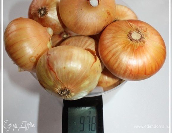 Пиез - Лук

Лучше всего, конечно взять белый, узбекский. НО!!! Не салатный, а тот, что для готовки.
Но и обычный репчатый, к которому мы повсеместно привыкли, вполне себе ничего подходит. 
И чеснок тоже понадобится. О нём отдельно будет разговор. В своё время.
На кило риса я обычно беру лука чуть меньше килограмма. В «чистом» виде это будет граммов семьсот пятьдесят … восемьсот максимум.
