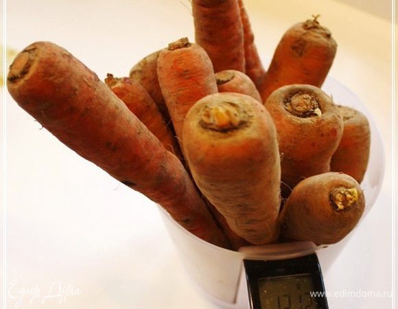 Моркови я беру всегда чуть больше. Она, действительно, придает очень, я бы сказал, веселую нотку, во вкусе плова.