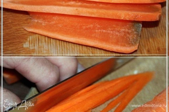 Морковку для плова надо резать вдоль оси корнеплода, так сказать. Сначала на пластины, а потом эти пластины на брусочки. Примерно четыре на четыре миллиметра. Мельчить не надо. Иначе она просто, что называется, разойдётся в зирваке. А морковь в плове ДОЛЖНА БЫТЬ!!! Патамушта красива! И ваще…!