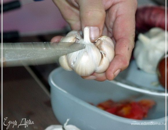 Очищаем лишнюю шелуху, чтобы не портила нам картину и в рот потом не лезла. И все. Больше ничего с чесноком делать не надо.