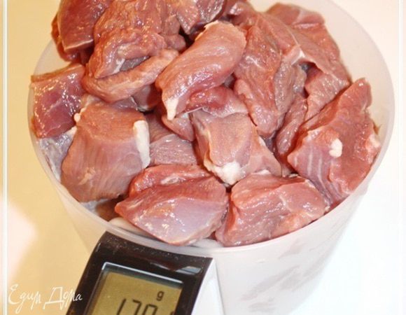 Обрезаю с нее мясо и режу его некрупно. Можно и большими кусками закладывать, я потом скажу об этом пару слов, но мне больше нравится вот так. Мясо беру обычно тоже чуть больше килограмма.