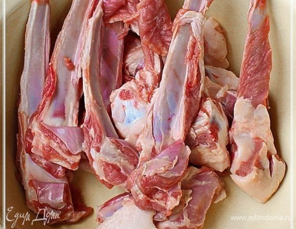 Их нарезаем вдоль косточек, вполне себе традиционно. Ребрышки можно использовать и в процессе, то есть для приготовления зирвака, но я предпочитаю поступать по-другому. Как? Об этом будет ниже.