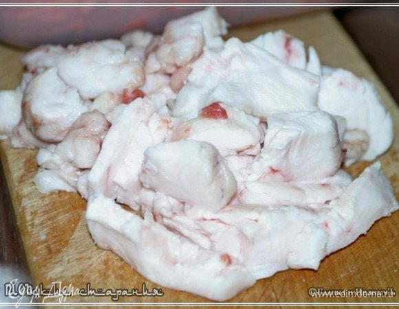 Олио - масло

Принято считать, в некоторых кругах, что самый классический плов должен быть приготовлен на курдючном жире (или жиру?). Только надо учитывать, что тогда получится довольно «тяжёлое» блюдо. Всё-таки бараний жир, есть бараний жир.
Посмотрим, как приготовить курдючный жир для дальнейшего создания плова?
Режем курдюк. Не крупно. Но и мельчить не надо. Вот такими кусочками. И все.
