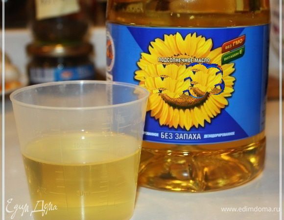 Для «полегче» надо использовать растительное масло. Масло выбирается по принципу его термостойкости. Процесс приготовления зирвака достаточно некороток и важно, чтобы ничего не сгорело – подгорело.
Наиболее термостойкое – хлопковое. Хотя оно несколько специфическое. Можно использовать подсолнечное и даже кукурузное или уж совсем, если есть желание и возможность, кунжутное. Оливковое лучше не надо. Оно быстрее начинает «выгорать».
Масла я беру обычно граммов сто, максимум сто пятьдесят. Можно взять и больше, но … тут все зависит от мяса. Если оно жирновато, то лучше масла взять меньше, если постное – наоборот.
