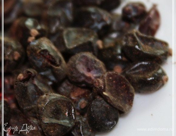 Барбарис. Барбариса тоже лучше добавить. Я, например, вообще люблю, когда барбариса побольше. Такие, знаете ли, кисленькие вспышки, когда плов ешь, очень приятны.
