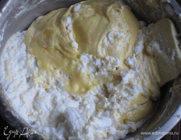 Белки взбить с лимонным соком до устойчивых пиков и аккуратными движениями снизу вверх ввести в тесто.