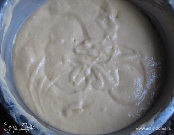 Выложить тесто в форму  и выпекать в разогретой до 180 °С духовке 40 -50 минут.