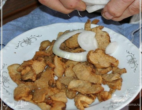 Шкварки, то есть, которые выложим на тарелочку  и посыплем лучком. Зачем? 