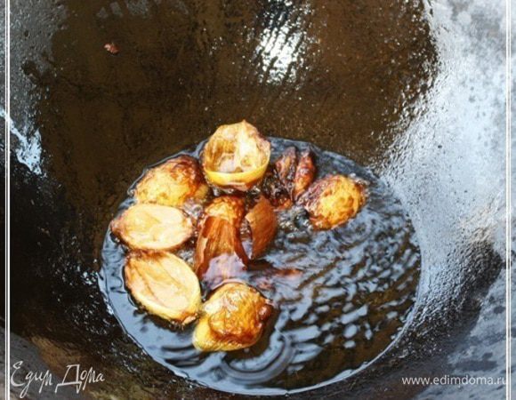 И дожарить её до чёрного цвета. Лук смягчит масло, и канцерогены с запахами лишние уберёт.