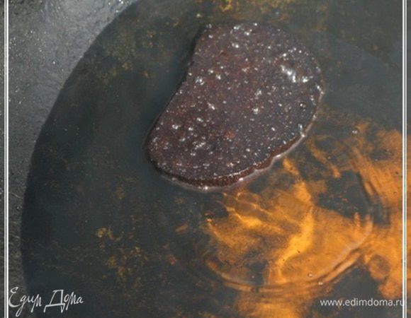 Фенечка вторая

Бросьте в казан кусочек хлеба. Не имеет особого значения, какого, но я бросаю чёрный. Можно ещё, например «Рижский». И жарим его. Довольно интенсивно, что называется.
Вот до такого «чёрного» состояния. Потом, как бы, не было это грешно, придётся его выбросить.
