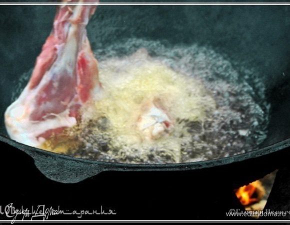 То, о чём я рассказал, ещё и служит неким индикатором готовности масла к дальнейшему процессу.
Вот, пожалуй, и всё по первому этапу. 
Дальше обжариваем крупные кости с мясом. Ту самую обрезанную лопатку. Вот такая должна быть реакция.
