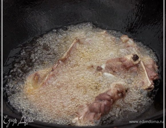 И ребрышки. Закладывать надо в раскалённое масло. Вполне возможно, что за один раз все косточки обжарить не удастся. Поэтому надо учесть, что перед каждой закладкой, масло надо стоит снова раскалить.