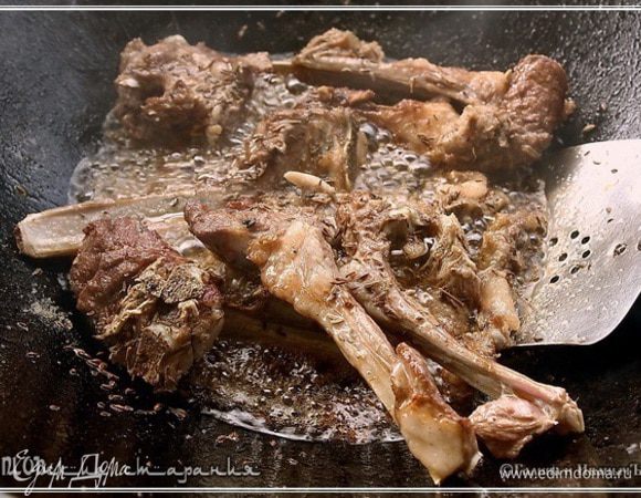 Кстати, когда обжариваете кости, можно добавить немного лука и всяких специй. Посолить тоже можно. Не повредит.