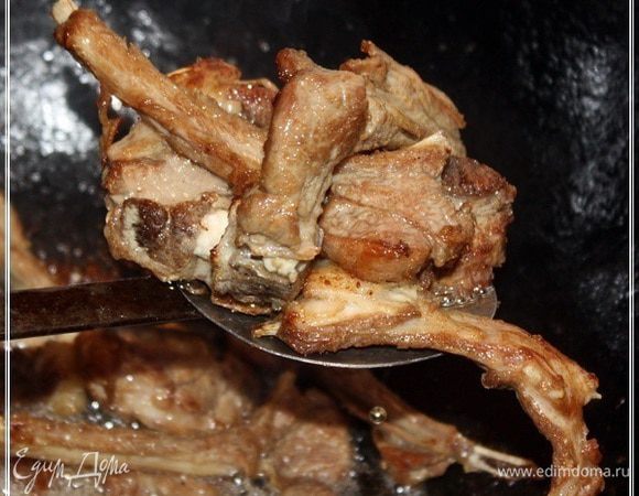 А когда вынимаем … (вот такая красота, и вкуснота, позволю себе заметить). Редко, когда все кости доживают до заключительного этапа. Особенно если пловчи добрый и щедрый. Если компания и есть чем эти кости запить.
Да, в общем, то и не стоит их откладывать, а используйте под вторую рюмочку.
