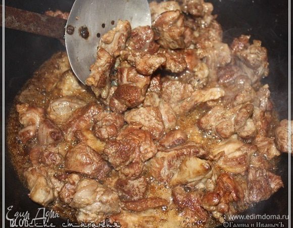 Но, как уже было сказано, мясо мы нарезали некрупно, потому что … ну нравится нам так больше. 