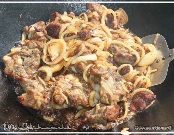 Через некоторое время начинается выделение сока. Огонь под казаном надо держать немного выше среднего. И постоянно перемешивать. Лук, как уже говорилось, надо обжаривать. До золотистой мягкости. Чтобы сок луковый выпарить до почти того «масляного» объёма, что был в казане перед луком.
В принципе, вот такое состояние – уже показатель готовности.