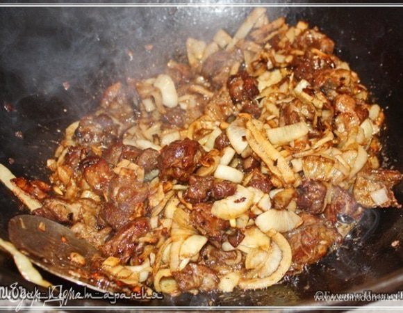 Но! Если, допустим, вы хотите получить плов потемнее, более насыщенного цвета, то подержите подольше. Вот до такого состояния.