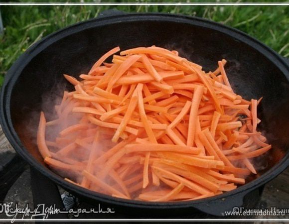 И даем три – пять минут, не трогая, постоять, потомиться. Огонь уже убавьте. Он должен быть, но много ниже среднего. Тут уже вступает в силу принцип томления.