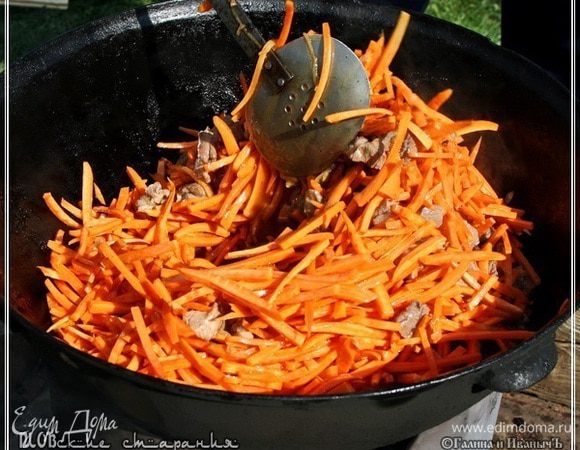 А потом начинаем потихоньку перемешивать. Сначала осторожно. Потом всё более интенсивно. Как бы поглубже. Чтобы морковь и мясо равномерно перемешались. 